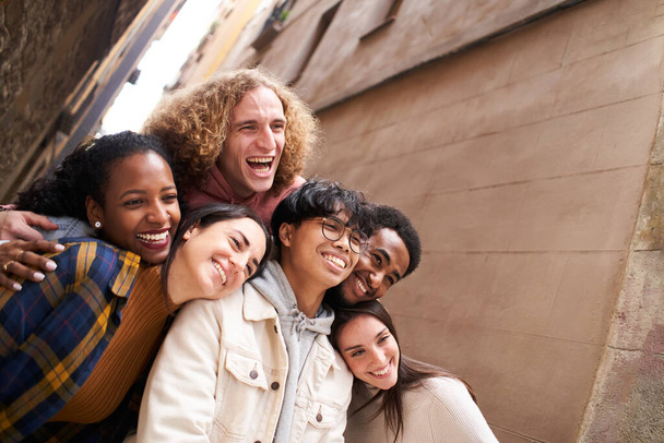 Grupo de gente divertida tomando selfie sonriente al aire libre en el. Calle. Amigos felices divirtiéndose. Foto de alta calidad - Foto, Imagen