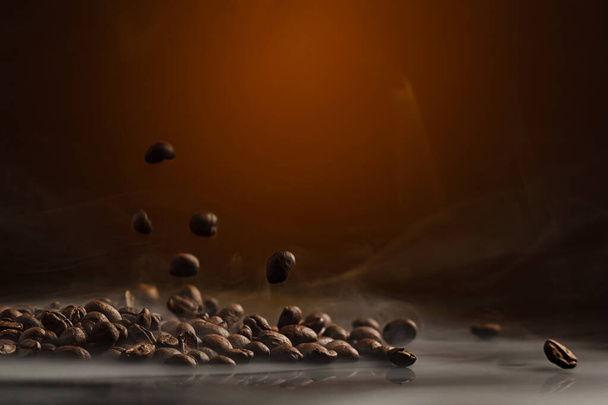granos de café sobre un fondo oscuro con un toque amarillo en el fondo, granos de café de cerca para una cafetería. - Foto, Imagen