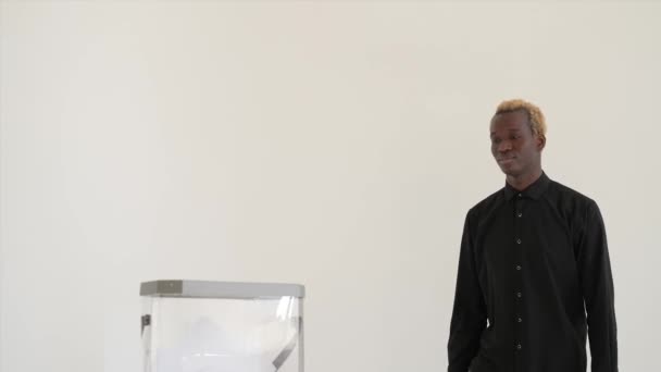 афроамериканський американець кинув бюлетень у політичну виборчу скриньку - Кадри, відео
