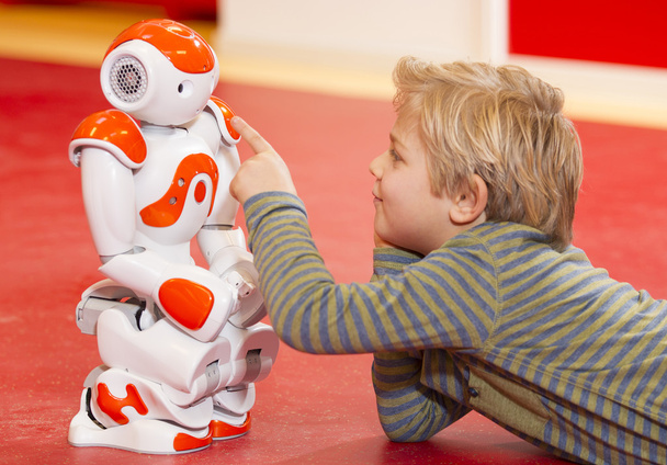 Το παιδί παίζοντας και της μάθησης με ρομπότ - Φωτογραφία, εικόνα