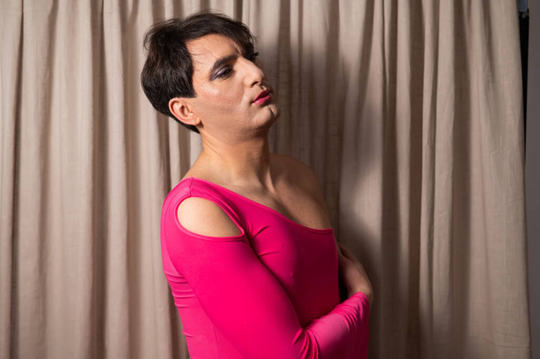 Homosexual in a pink female dress. A man in make-up - Foto, Imagem