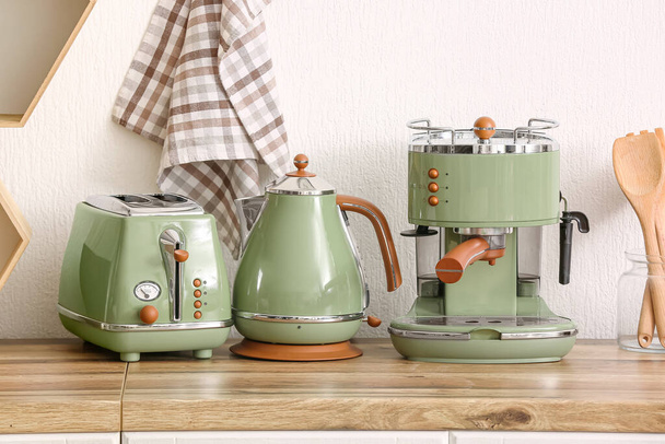Кофеварка, тостер и электрический чайник на кухонном столе - Фото, изображение