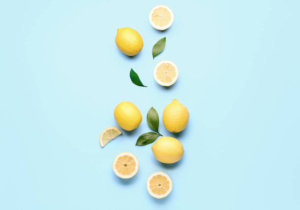 Összetétel friss citrommal kék alapon - Fotó, kép