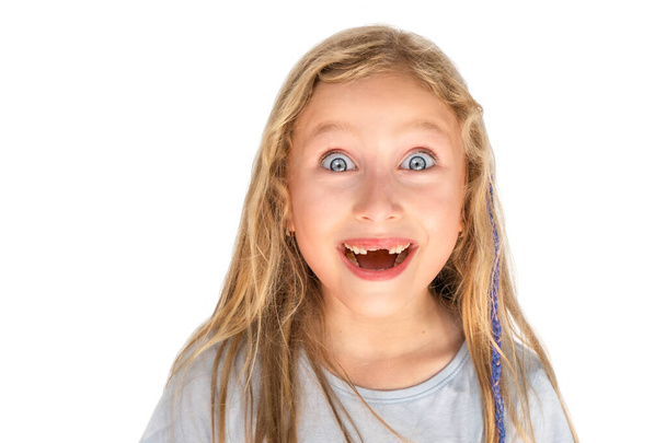 Ritratto di bambina felice sorridente isolato su sfondo bianco - Foto, immagini