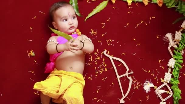 słodkie indyjski chłopiec sukienki jak lord rama z łuku i kwiaty z góry kąt - Materiał filmowy, wideo