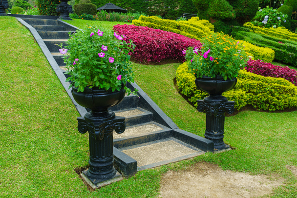 Λουλούδια κρεβάτια και σκάλες στον κήπο. Σχεδιασμός κήπων τοπίου. - Φωτογραφία, εικόνα
