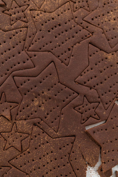Découper des biscuits graham au chocolat en forme d'étoile à partir de la pâte avec un emporte-pièce. - Photo, image