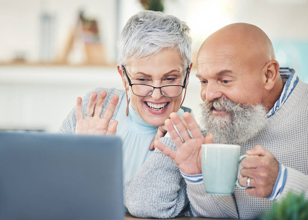 Ordenador portátil, pareja de ancianos y saludo en videollamada con café en casa, hablando y hablando en casa. Ordenador, jubilación y hombre y mujer saludando en el chat virtual, saludo en línea y feliz - Foto, Imagen