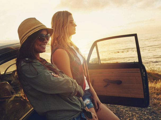 À espera do nascer do sol. dois amigos em uma viagem de carro para a praia ao pôr do sol - Foto, Imagem