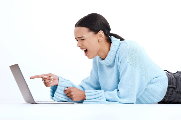 Laptop, wütende Frau und Studio fühlen sich frustriert, verärgert und gestresst durch E-Mail-Betrug. Isolierte, weiße Hintergrund und weibliche mit Computer-Spam und 404 Tech-Problem vor Phishing auf dem Boden. - Foto, Bild