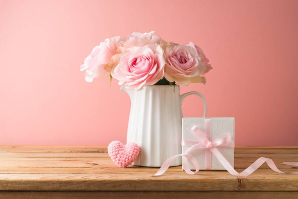 Happy Mother's day concept with rose flowers, heart shape and gift box on wooden table over pink background - Foto, Imagen