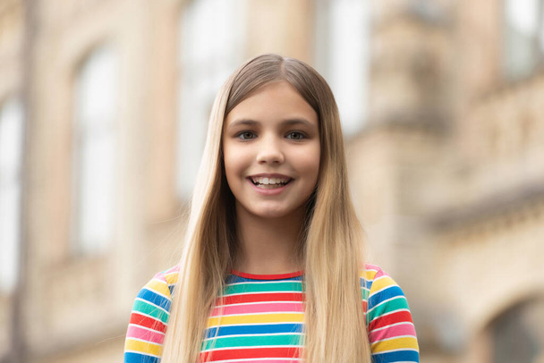 portrait of smiling teen girl outdoor. portrait photo of teen girl outside. portrait of teen girl. portrait of teen girl with blonde hair. - Valokuva, kuva