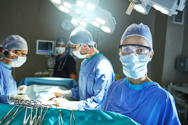 Спасение жизней их призвание. хирурги в операционной - Фото, изображение