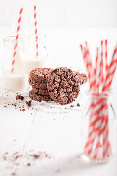 Sweet brown cookies made with chocolate and nuts. Chocolate cookies with milk. - Φωτογραφία, εικόνα