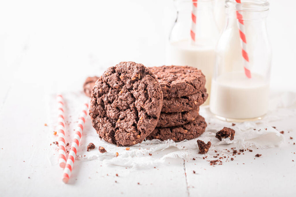 Homemade brown cookies as a lunch snack. Brown cookies best taste with milk. - Foto, imagen