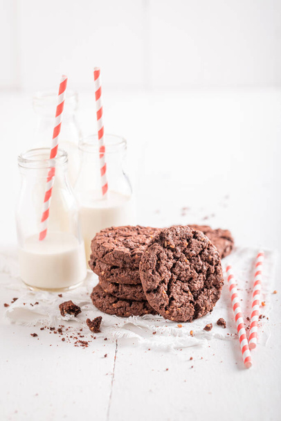 Crunchy brown cookies made with chocolate and nuts. Chocolate cookies with milk. - Zdjęcie, obraz