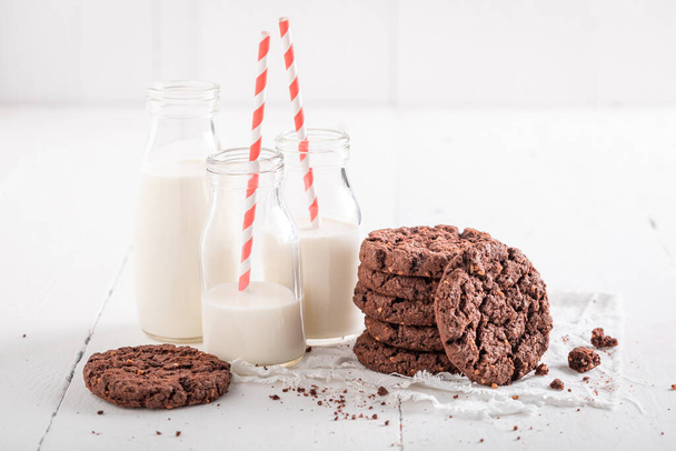 Sweet brown cookies as a popular snack. Brown cookies best taste with milk. - Foto, imagen