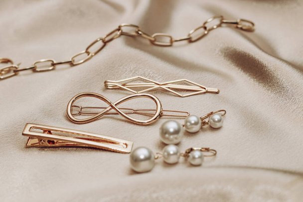 Vrouwen sieraden, gouden ketting, trendy sieraden op een zijden achtergrond. - Foto, afbeelding