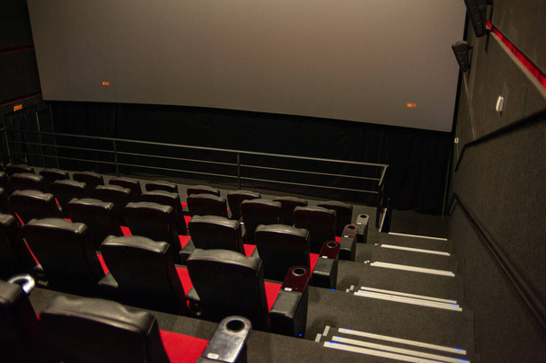 auditorium vide, chaises et sièges dans le théâtre - Photo, image