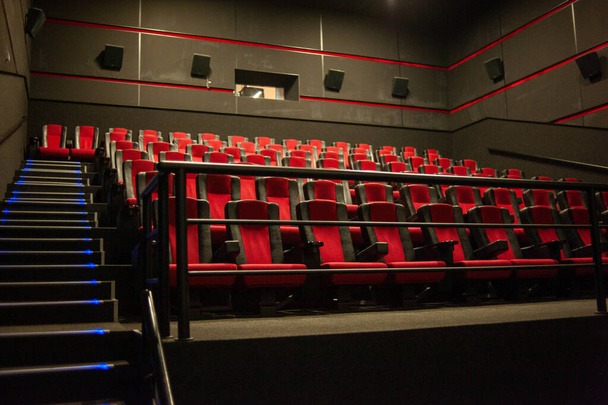 salle de cinéma vide avec sièges et chaises rouges - Photo, image