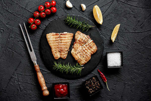 смажений рибний стейк зі спеціями. крупним планом, концепція їжі
 - Фото, зображення
