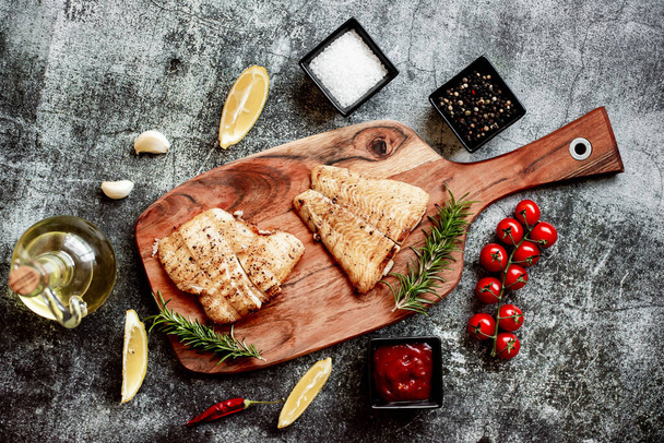 bistecca di pesce alla griglia con spezie. vista da vicino, concetto di cibo - Foto, immagini