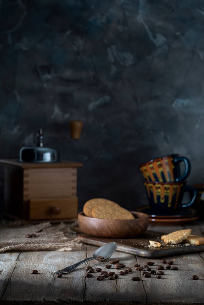 grains de café torréfiés éparpillés sur une table en bois - Photo, image