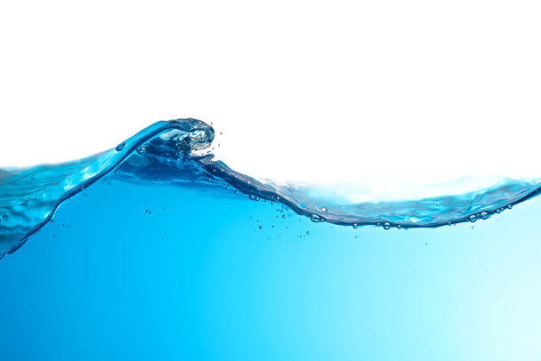 Abstrakte Illustration Klare Wasseroberfläche mit Wellen und Blasen. schöner weißer Hintergrund. Nahaufnahme - Foto, Bild