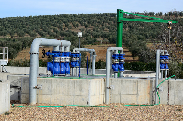 planta de tratamiento de agua con válvulas y tuberías
 - Foto, imagen