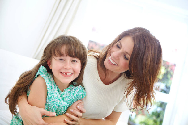 Soy la mayor fan de las mamás. Retrato de una linda niña pasando tiempo con su madre en casa - Foto, Imagen