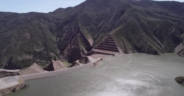 Pyramid Lake in California. It is a reservoir formed by Pyramid Dam on Piru Creek in the eastern San Emigdio Mountains, near Castaic, Southern California, in Los Padres National Forest. - Filmmaterial, Video