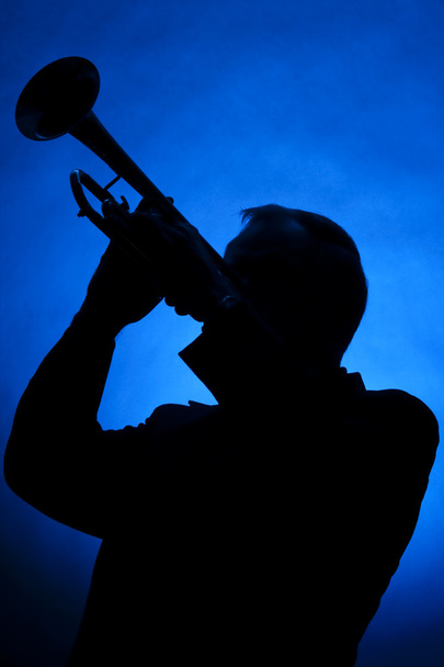 Trumpetti muusikko siluetti sinisellä
 - Valokuva, kuva
