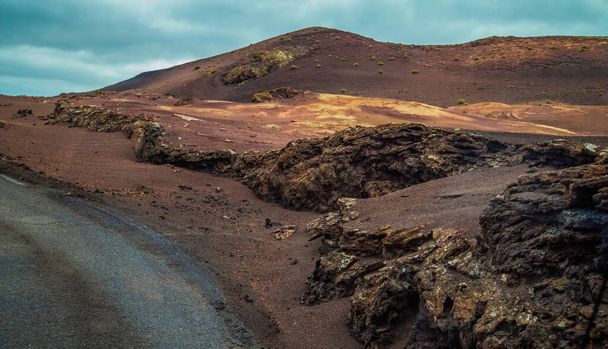Niesamowity panoramiczny krajobraz wulkanu w parku narodowym Timanfaya. Popularny turysta na wyspie Lanzarote Wyspy Kanaryjskie Hiszpania. Obraz artystyczny. Koncepcja podróży. - Zdjęcie, obraz