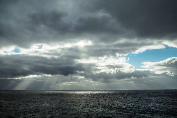 Fırtına sırasında mavi bir okyanusa düşen bir dalganın güzel hava manzarası. Seyahat manzarası konsepti - Fotoğraf, Görsel