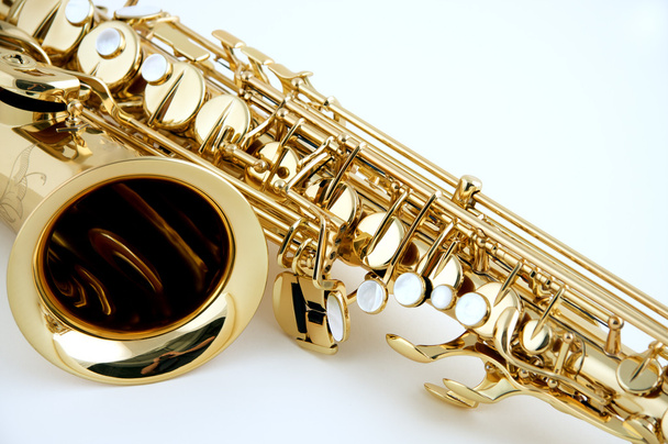 Saksofoni eristetty valkoisella
 - Valokuva, kuva