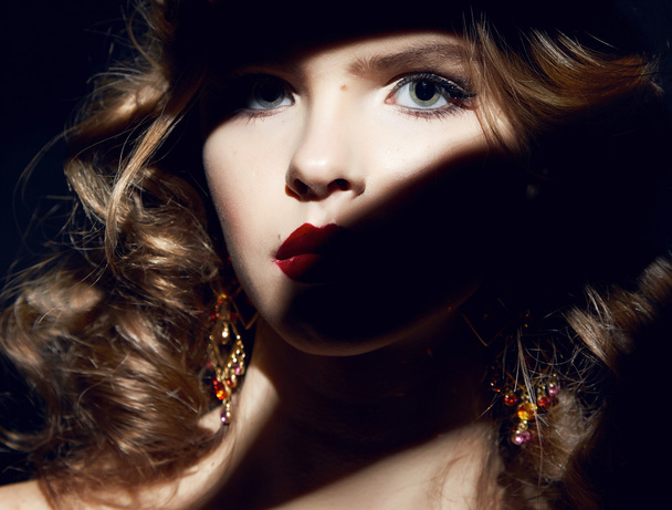 Hermosa mujer sexy maquillaje labios rojos pelo rizado
 - Foto, Imagen