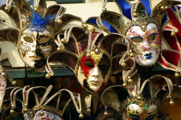 Beaucoup de masques
 - Photo, image