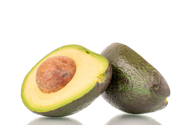 Zwei Hälften einer reifen Bio-Avocado, in Nahaufnahme, isoliert auf weißem Hintergrund. - Foto, Bild