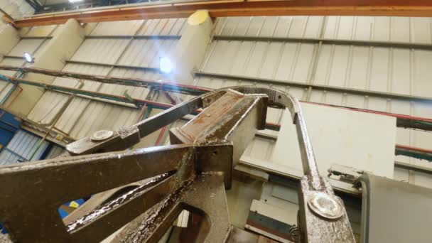 Industrieroboter hebt Metallteile während des Fertigungsprozesses - Filmmaterial, Video