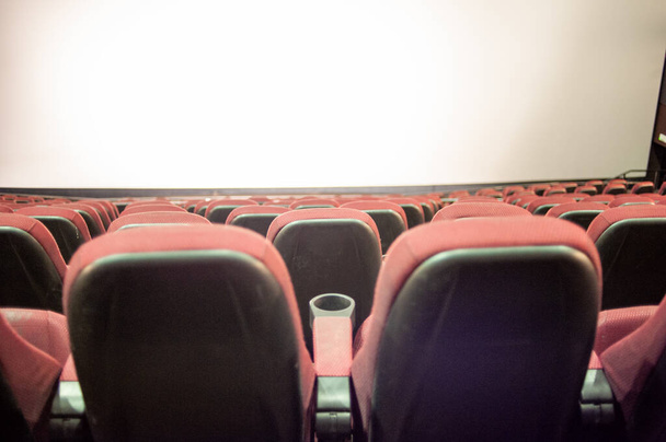 Salondaki boş sinema koltukları - Fotoğraf, Görsel