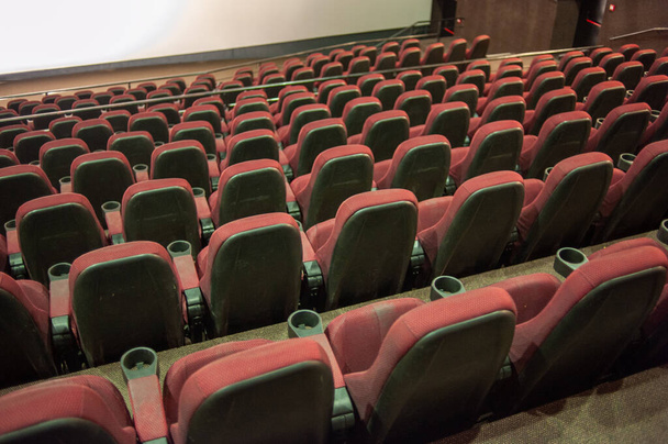 Пустые места в зрительном зале
 - Фото, изображение