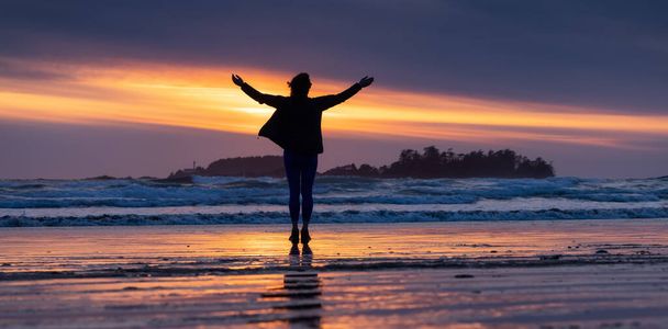 Adventurous Woman Standing on the Sandy Beach on the West Coast of Pacific Ocean. Cox Bay in Tofino, Vancouver Island, BC, Canada. Adventure Travel - Foto, Imagen
