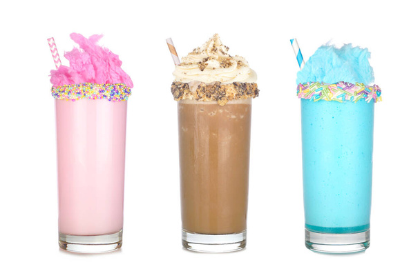 Milkshakes d'été colorés amusants isolés sur un fond blanc. Bonbons en coton rose et bleu et boissons sucrées au chocolat. - Photo, image