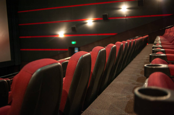 интерьер театрального зала с красными сиденьями - Фото, изображение
