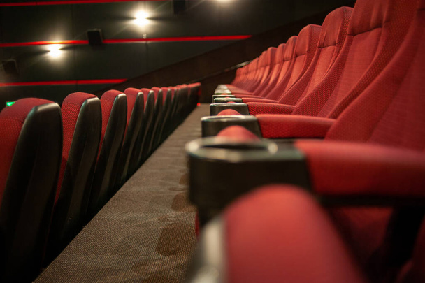 intérieur d'un théâtre avec un rideau rouge - Photo, image