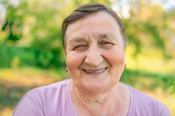 Gyönyörű portré idős nő mosolyog vidám élvezi nyugdíjas életmód egészséges idősek - Fotó, kép
