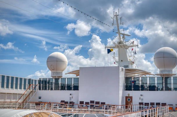 Gezinti ve radar donanımları ve cruise gemi direği üzerinde anten - Fotoğraf, Görsel