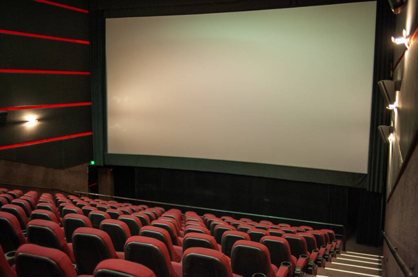 théâtre de cinéma vide avec sièges et théâtre - Photo, image