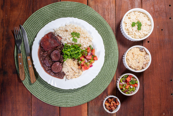 Authentische brasilianische Feijoada - ein herzhaftes und schmackhaftes Gericht. - Foto, Bild