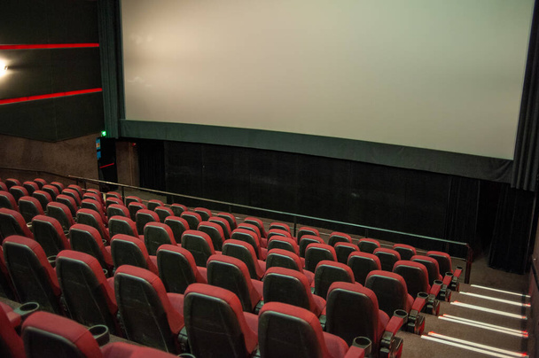 sala de cine vacía con asientos y sillas - Foto, imagen